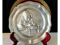 Калаена чиния с картина Плетачката на дентели.