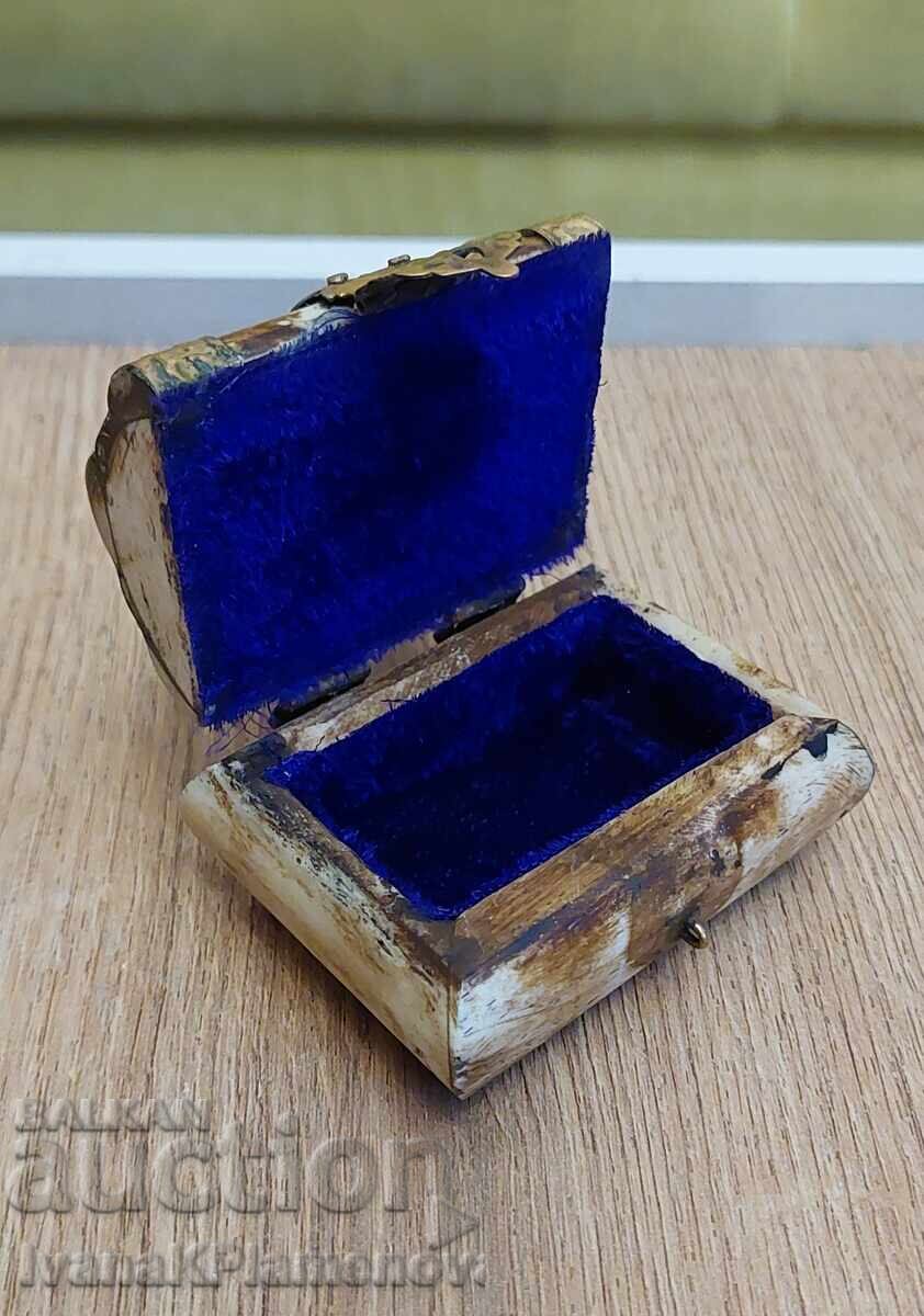 Κουτί από κόκκαλο για γνώστες με τιμή 30.00 BGN | € 15.34