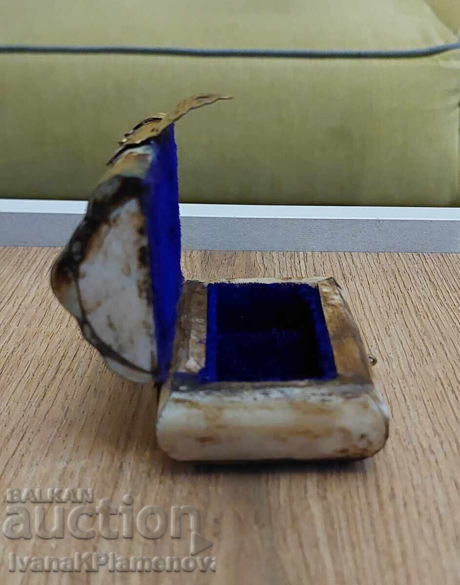 Auction  Bone box for connoisseurs