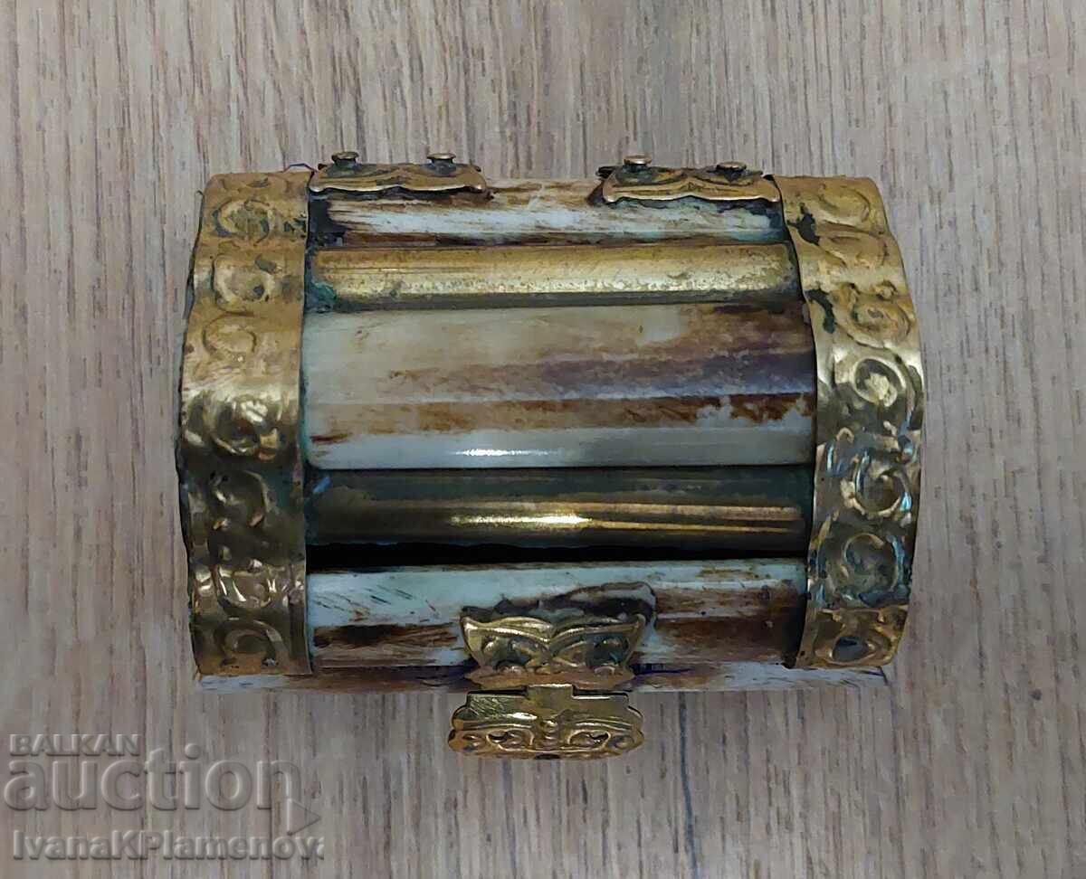 Παράδοση Κουτί από κόκκαλο για γνώστες