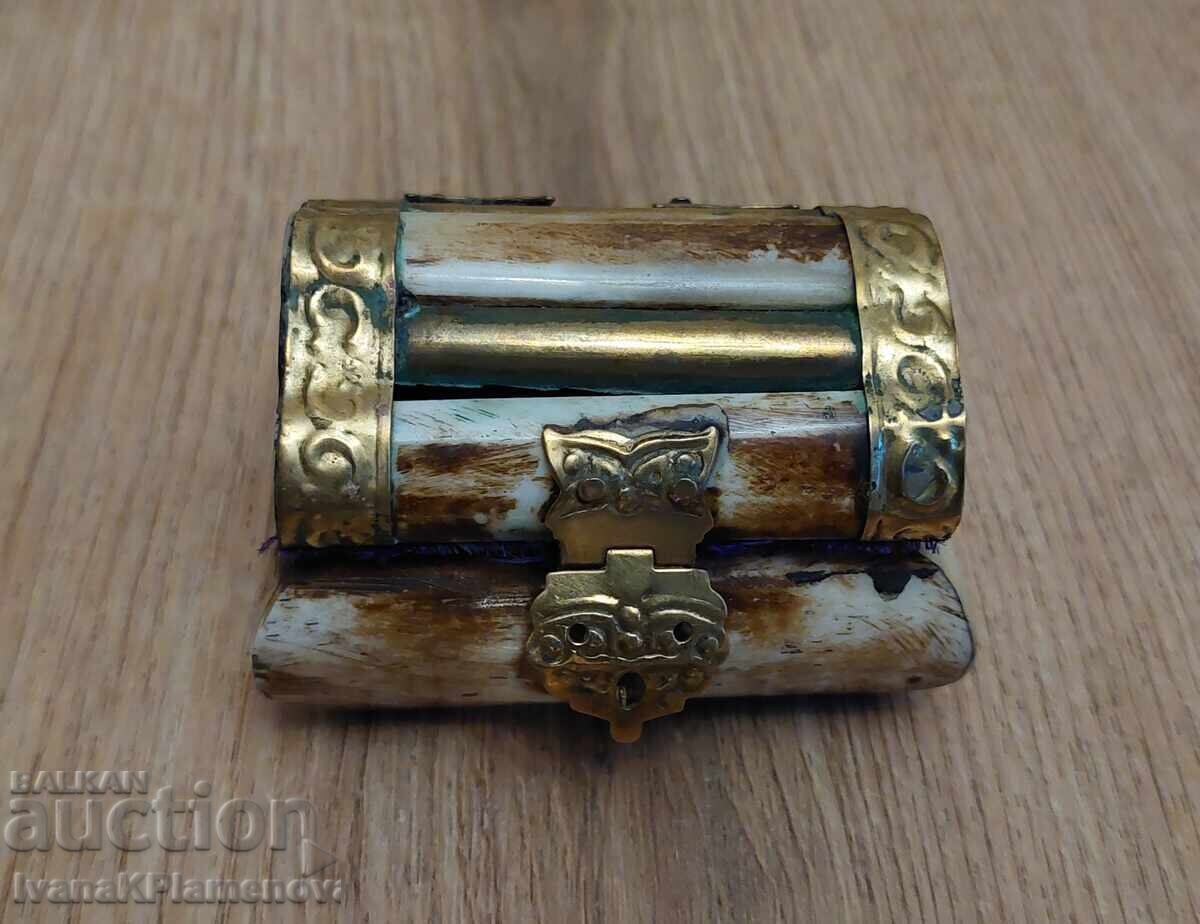 Bone box for connoisseurs