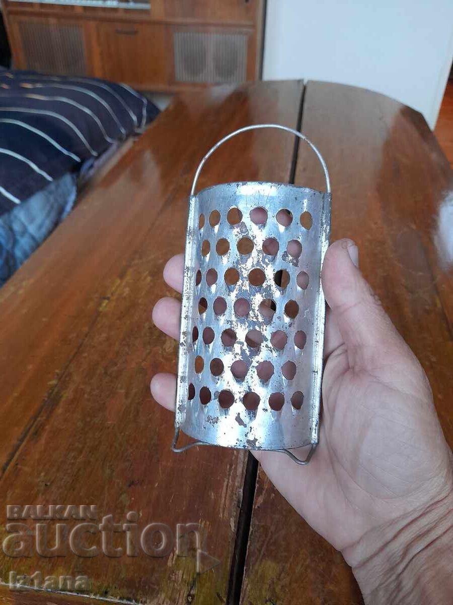 Licitație O răzătoare veche de bucătărie