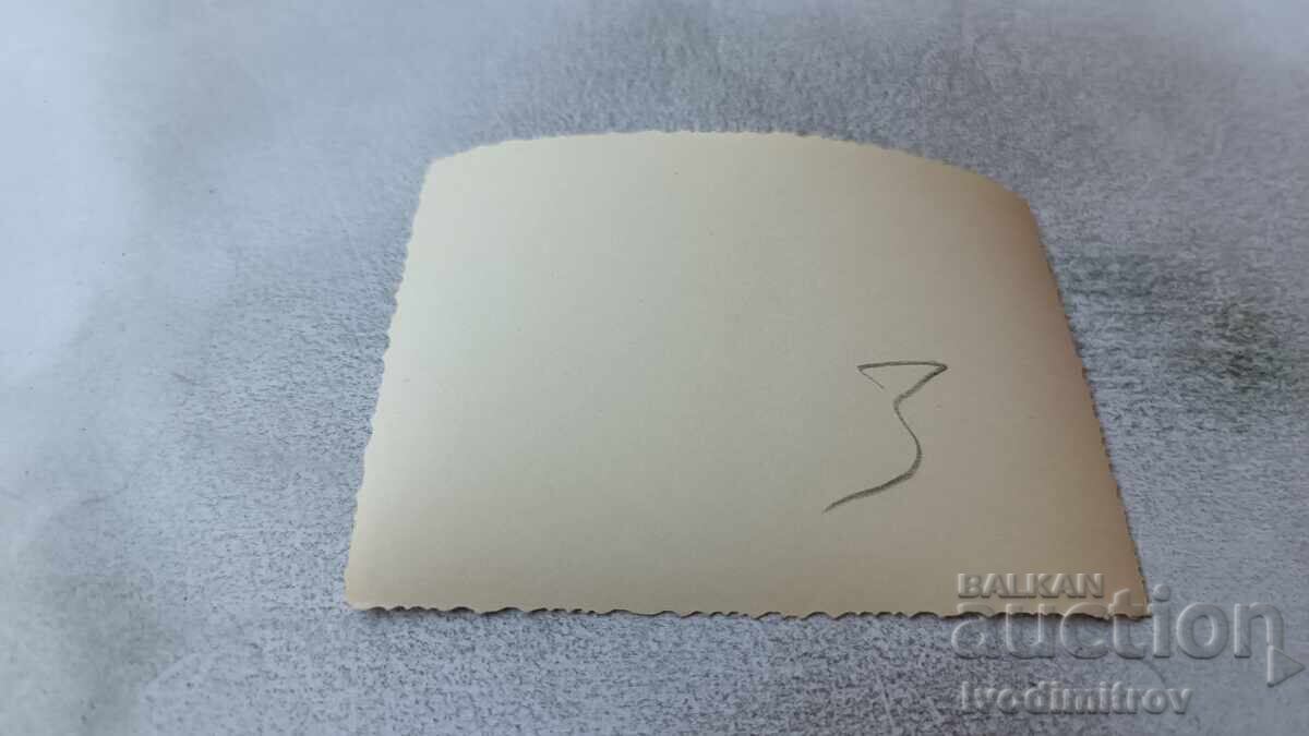 Снимка Млад мъж с ретро велосипед на улицата с цена 1.65 лв. | € 0.84