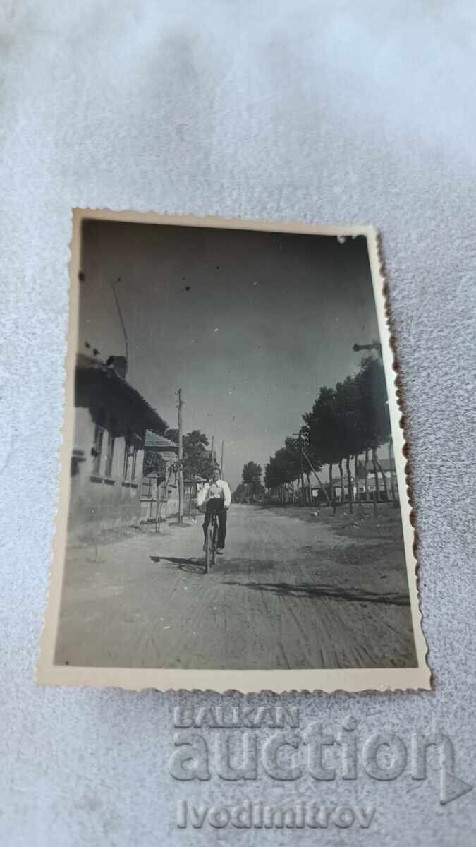 Снимка Млад мъж с ретро велосипед на улицата