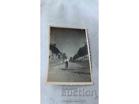 Φωτογραφία Νέου Άνδρα με ρετρό ποδήλατο στον δρόμο