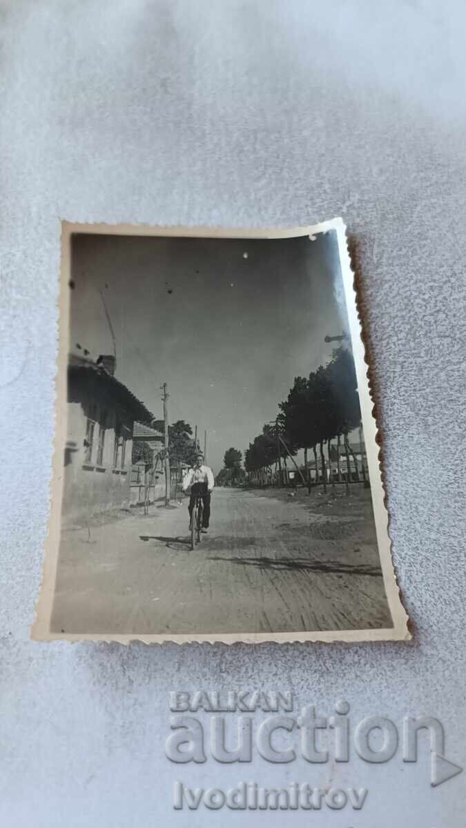 Снимка Млад мъж с ретро велосипед на улицата