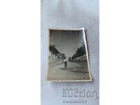 Fotografie Tânăr cu bicicletă retro pe stradă