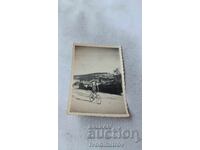 Φωτογραφία Νέου Άνδρα με ρετρό ποδήλατο στον δρόμο