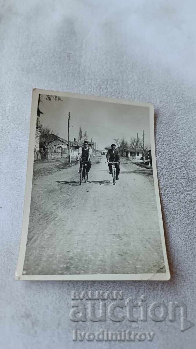 Снимка Двама млади мъже с ретро велосипеди на шосето