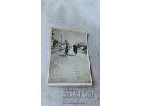 Снимка Двама млади мъже с ретро велосипеди на шосето