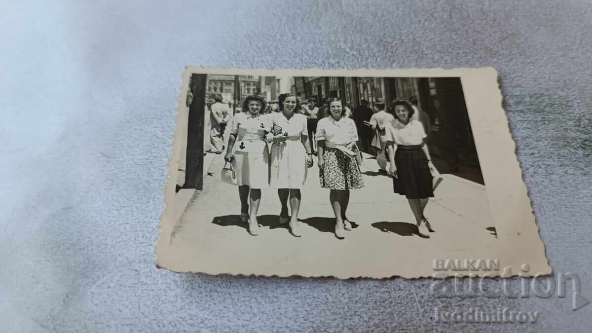 Снимка Скопие Млади жени на разходка 1945