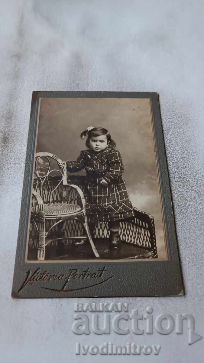 Φωτογραφία Μικρό κοριτσάκι σε πλεκτή πάγκο Χαρτόνι Φωτογραφία Μικρό κοριτσάκι σε πλεκτή πάγκο Χαρτόνι