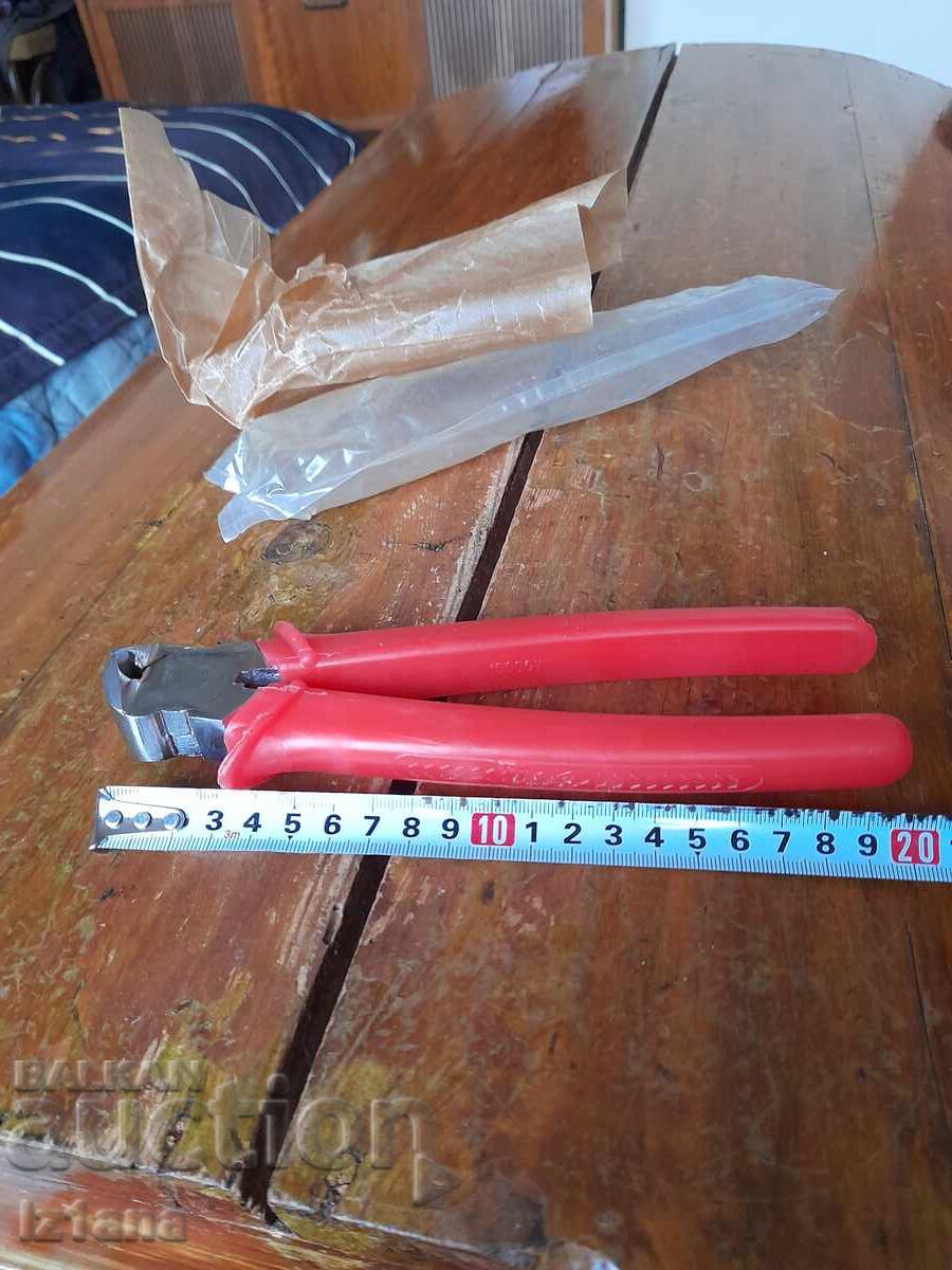 Old pliers with price 37.00 BGN | € 18.92 Old pliers with price 37.00 BGN | € 18.92