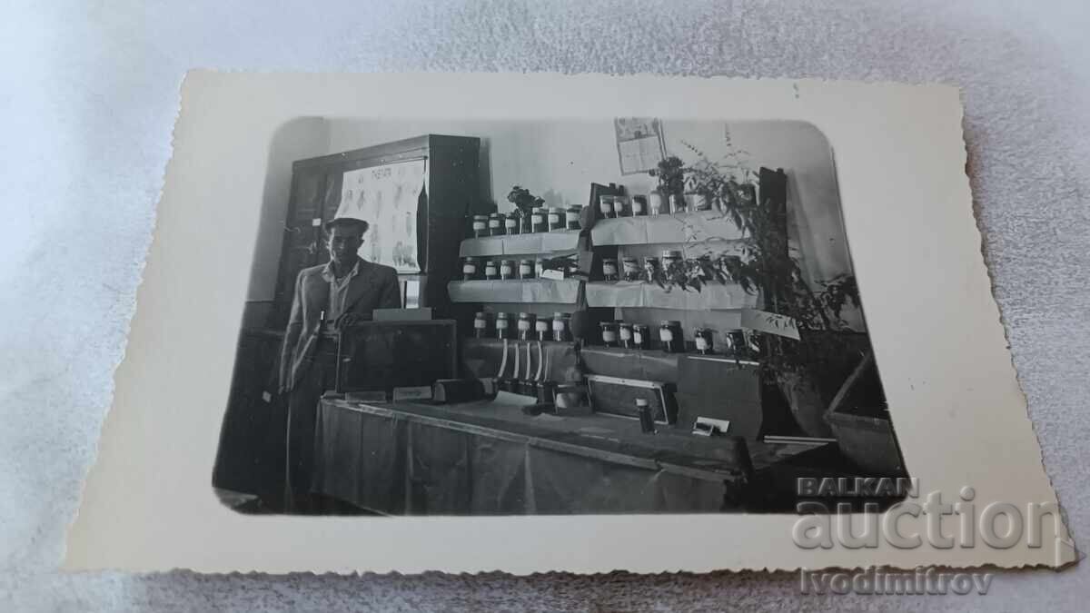 Снимка Мъж в кабинета по химия 1935