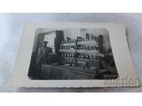 Fotografie Bărbat în laboratorul de chimie 1935