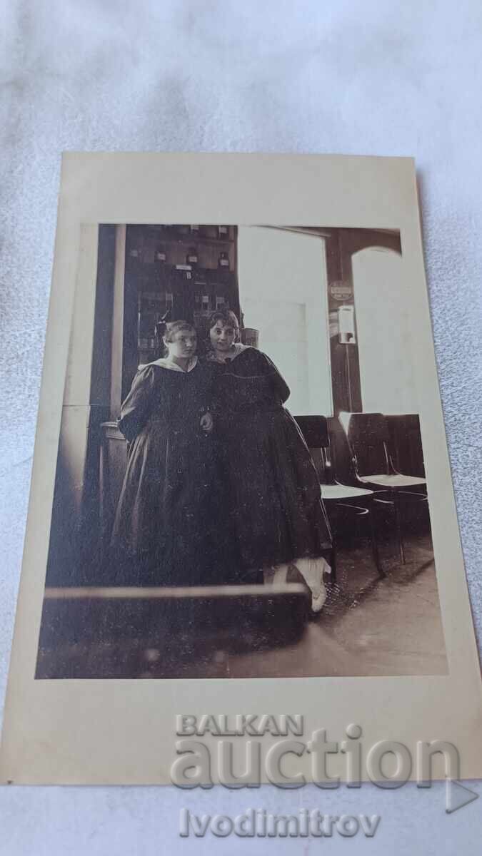 Снимка Две млади момичета в аптека Снимка Две млади момичета в аптека