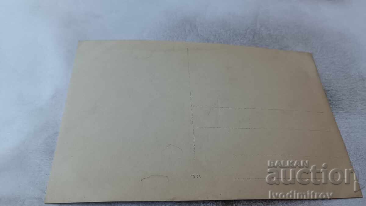 Снимка Младо момиче в аптека с цена 3.45 лв. | € 1.76 Снимка Младо момиче в аптека с цена 3.45 лв. | € 1.76