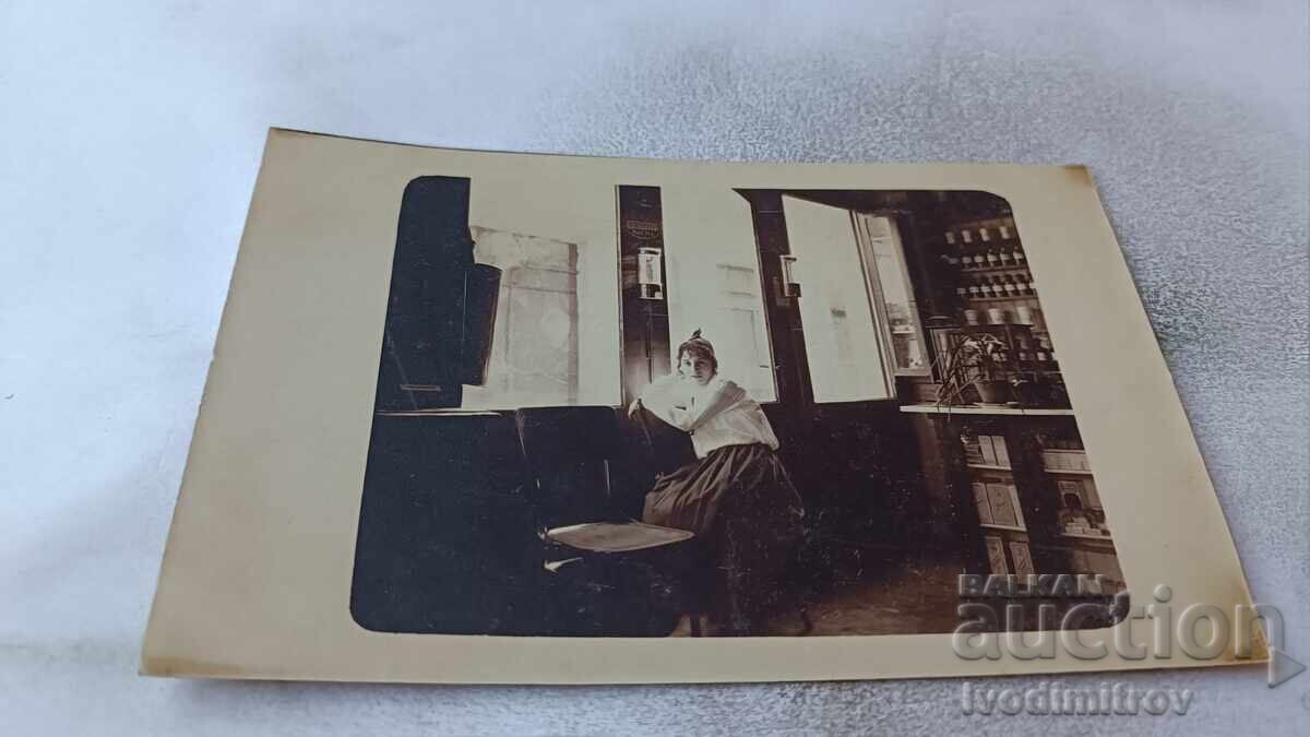 Снимка Младо момиче в аптека Снимка Младо момиче в аптека