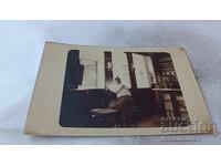 Φωτογραφία Νέας κοπέλας σε φαρμακείο