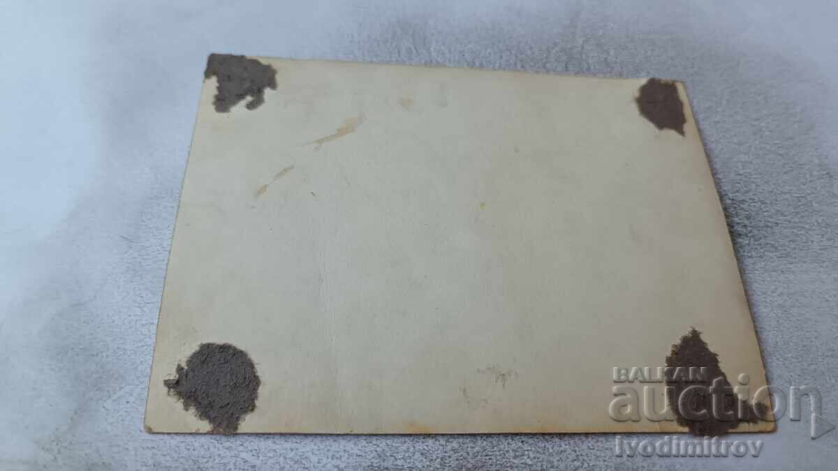 Φωτογραφία Νέοι άνδρες και γυναίκες με ένα vintage αυτοκίνητο με τιμή € 17.00 | 33.25 BGN