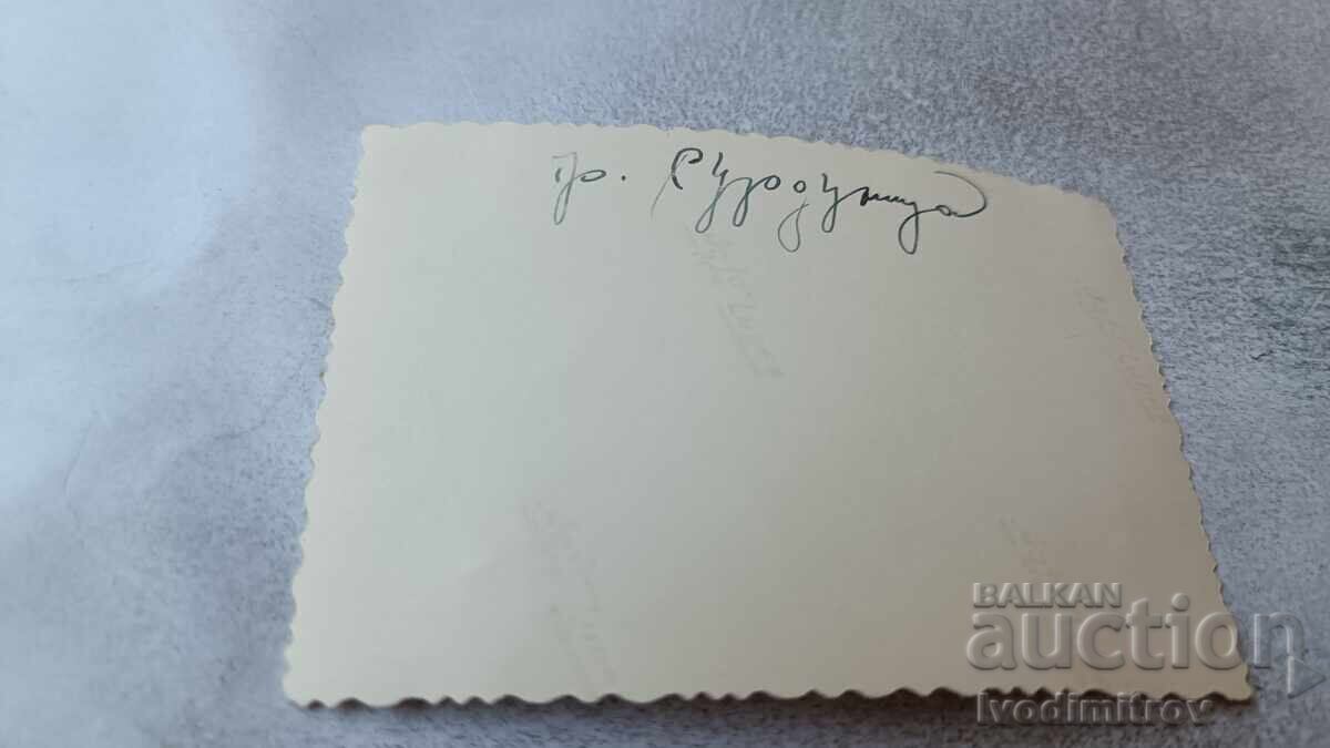 Photo Surdulica: Young man and three girls on the road with price 3.45 BGN | € 1.76