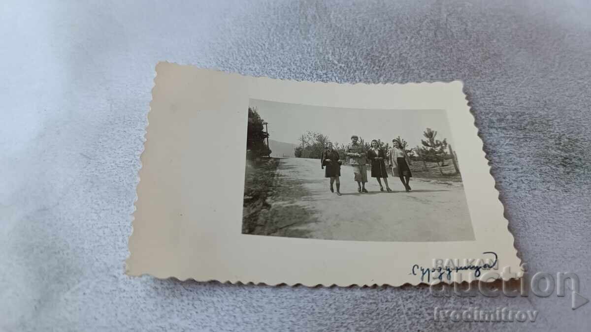 Photo Surdulica: Young man and three girls on the road