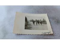 Φωτογραφία Σουρδουλίτσα Νέος και τρεις κοπέλες στον δρόμο