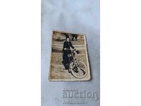 Φωτογραφία Αγοριού με ρετρό μοτοσυκλέτα