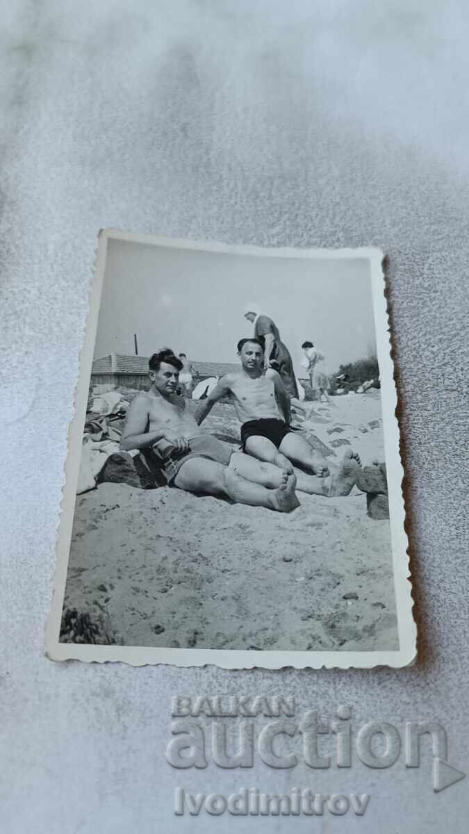 Foto Doi bărbați pe plajă