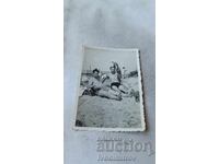 Foto Doi bărbați pe plajă