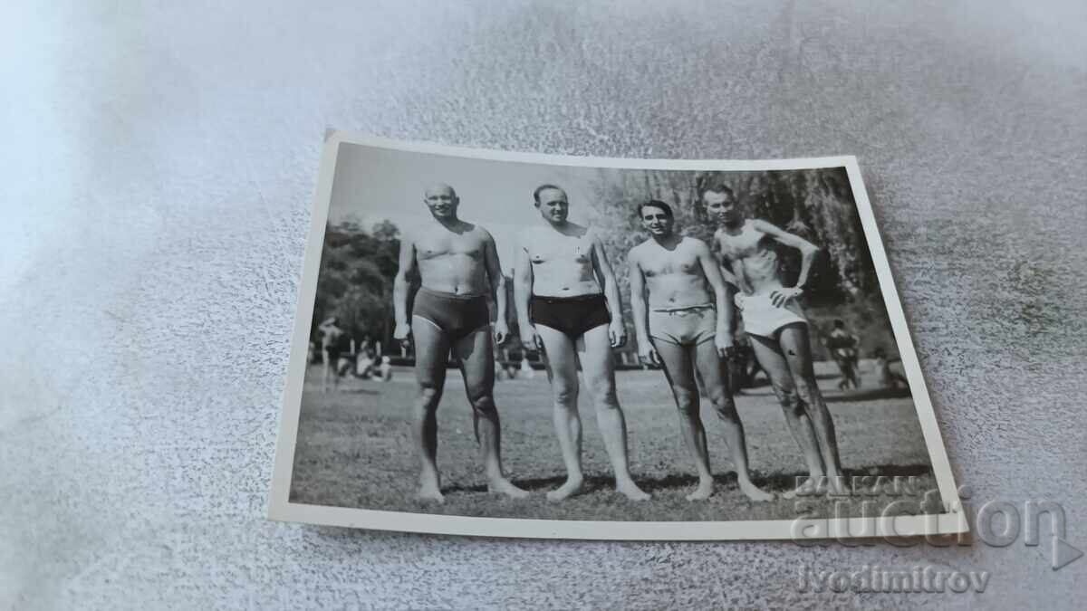 Φωτογραφία Τεσσάρων ανδρών με ρετρό μαγιό