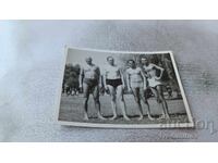 Φωτογραφία Τεσσάρων ανδρών με ρετρό μαγιό