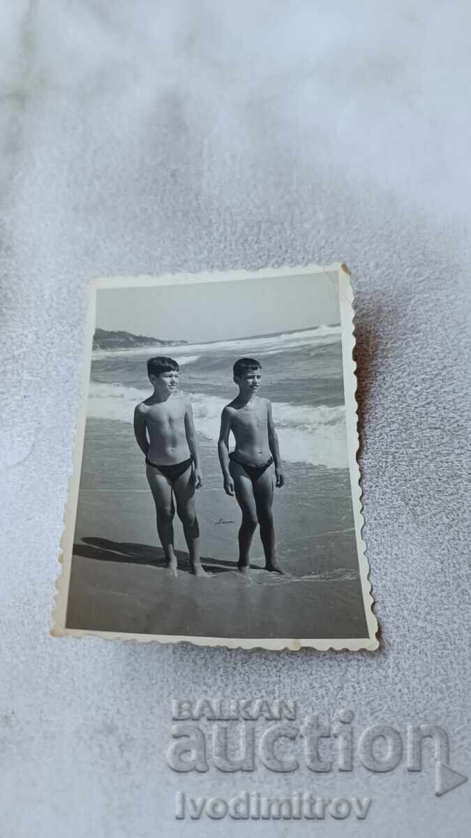 Snimka Βάρνα Δύο αγόρια στην παραλία το 1963