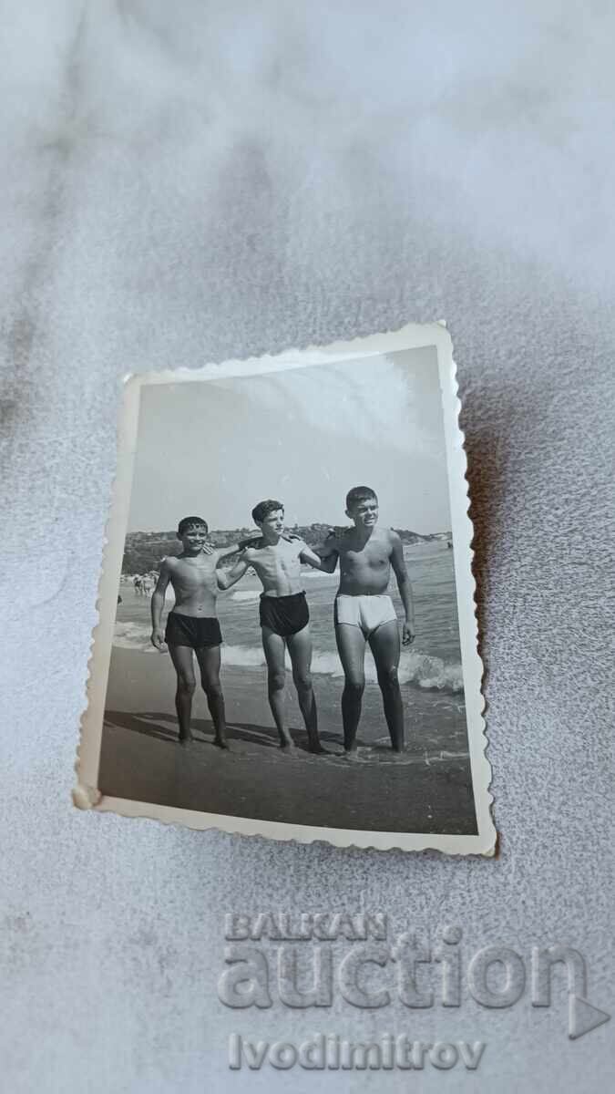 Φωτογραφία Τρία αγόρια στην παραλία Φωτογραφία Τρία αγόρια στην παραλία