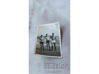 Φωτογραφία Τρία αγόρια στην παραλία