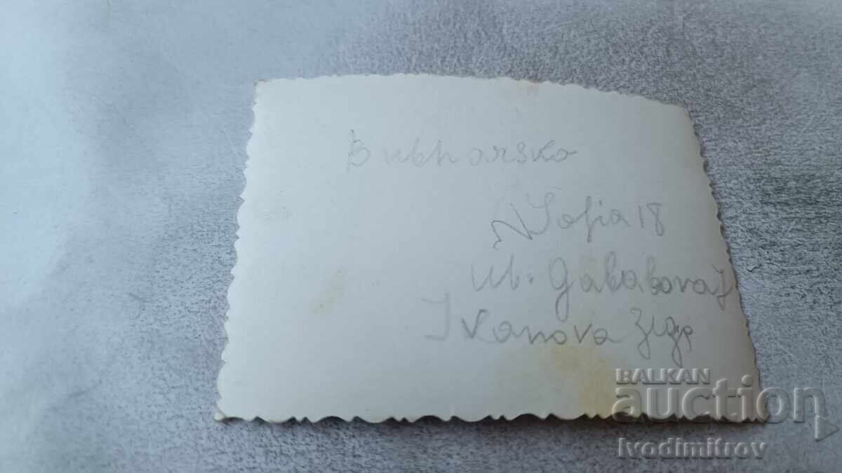 Φωτογραφία Δύο ανδρών στο χωράφι με τιμή 1.45 BGN | € 0.74