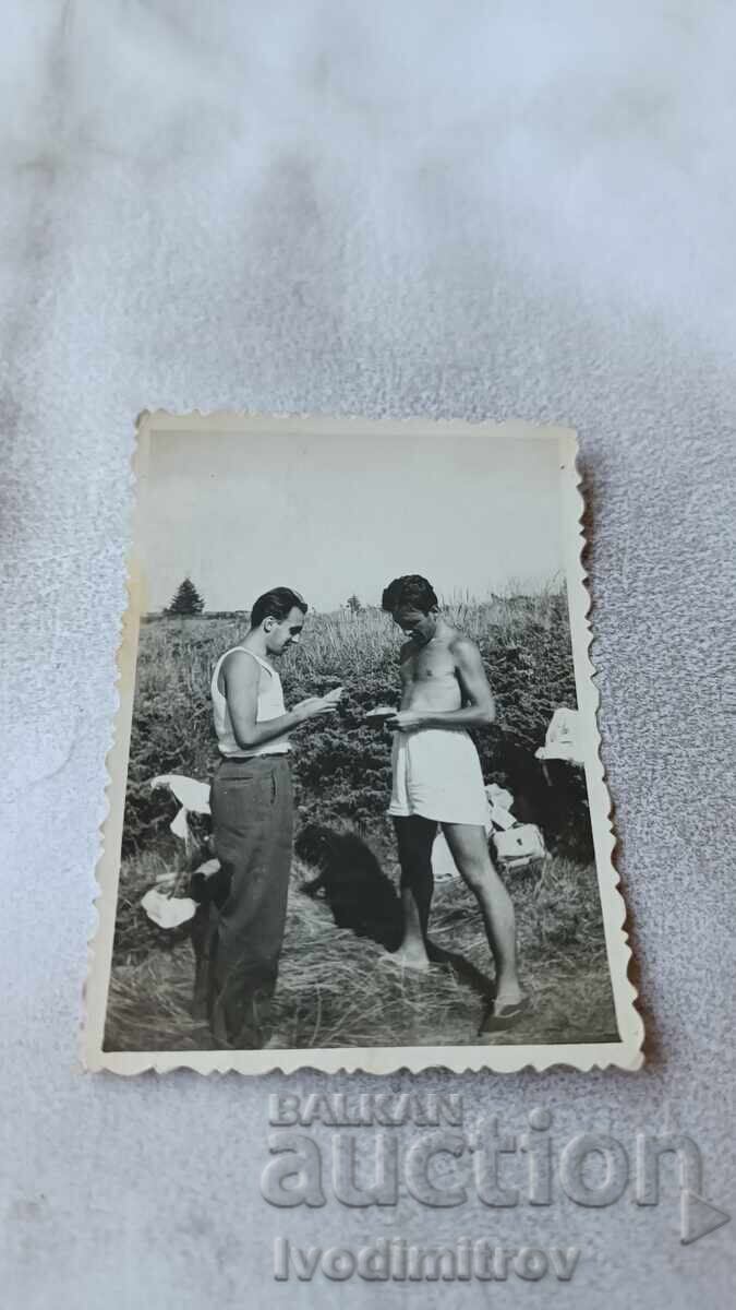 Φωτογραφία Δύο ανδρών στο χωράφι