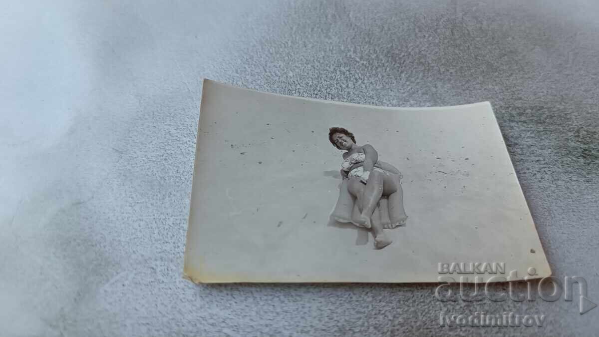 Снимка Жена на дюшек на плажа