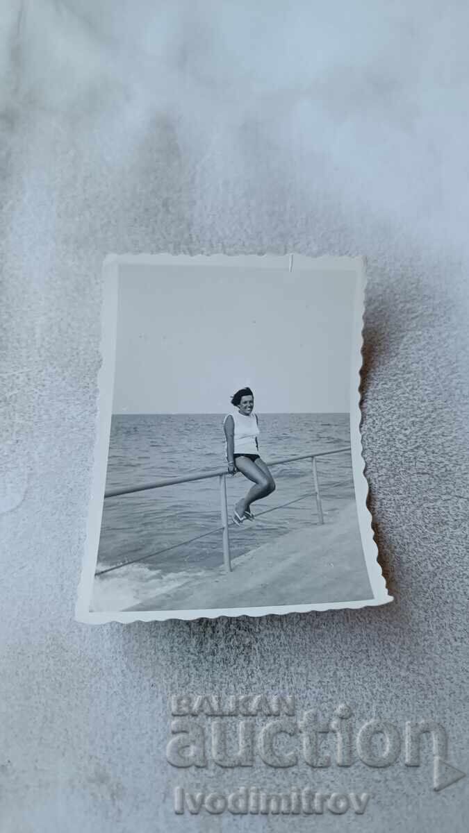 Φωτογραφία Νεαρό κορίτσι στην προβλήτα Φωτογραφία Νεαρό κορίτσι στην προβλήτα