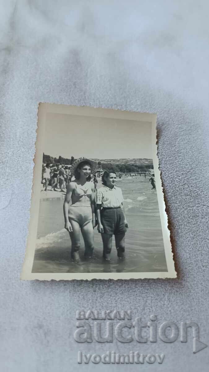 Φωτογραφία Δύο κοριτσιών στην παραλία