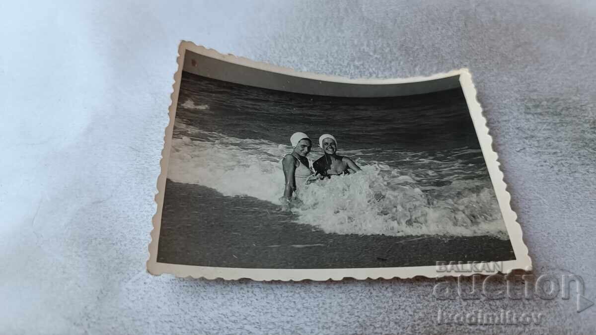 Snimka Χρυσή Ακτή Δύο νεαρά κορίτσια στην παραλία Snimka Χρυσή Ακτή Δύο νεαρά κορίτσια στην παραλία