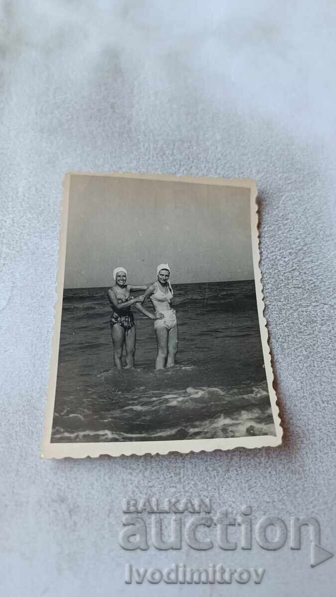 Snimka Χρυσή Ακτή Δύο νεαρά κορίτσια στην παραλία