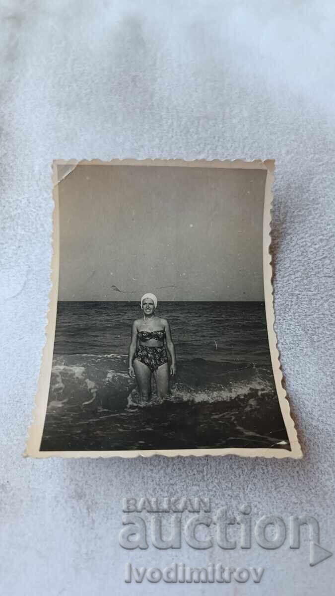 Snimka Χρυσή Ακτή Νέο κορίτσι στην παραλία 1958