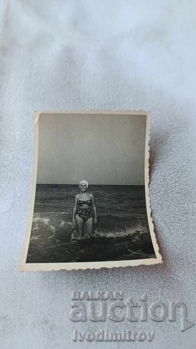 Snimka Χρυσή Ακτή Νέο κορίτσι στην παραλία 1958