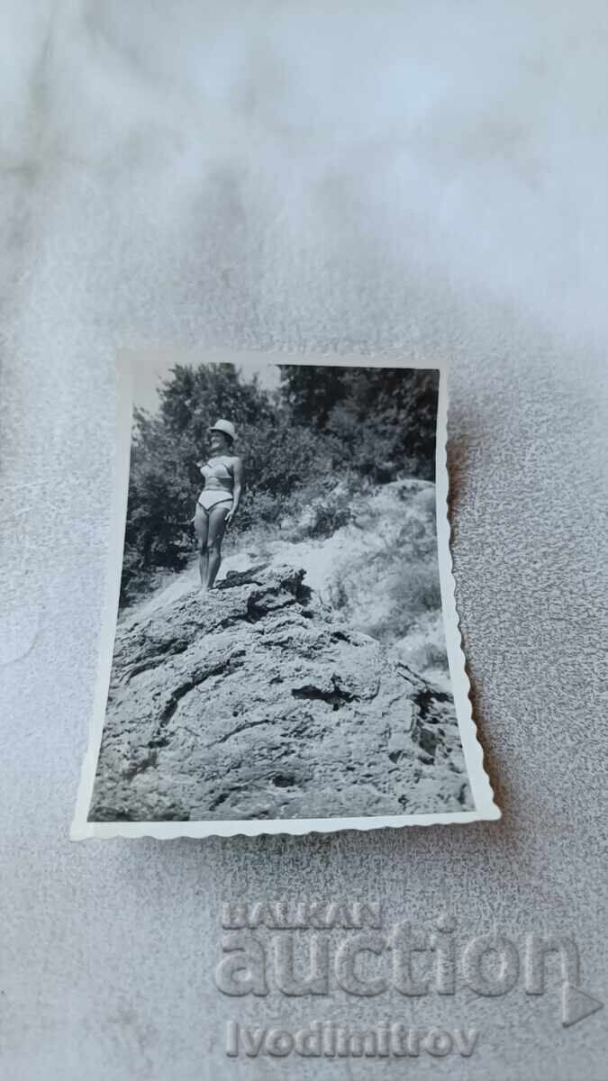 Foto Femeie pe o stâncă deasupra mării