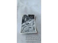 Φωτογραφία Γυναίκα σε έναν βράχο πάνω από τη θάλασσα