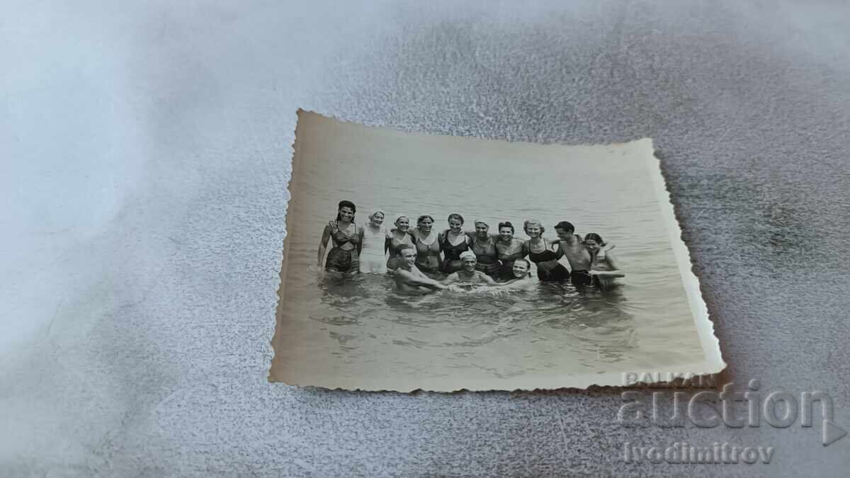 Fotografie Tineri și femei în mare Fotografie Tineri și femei în mare