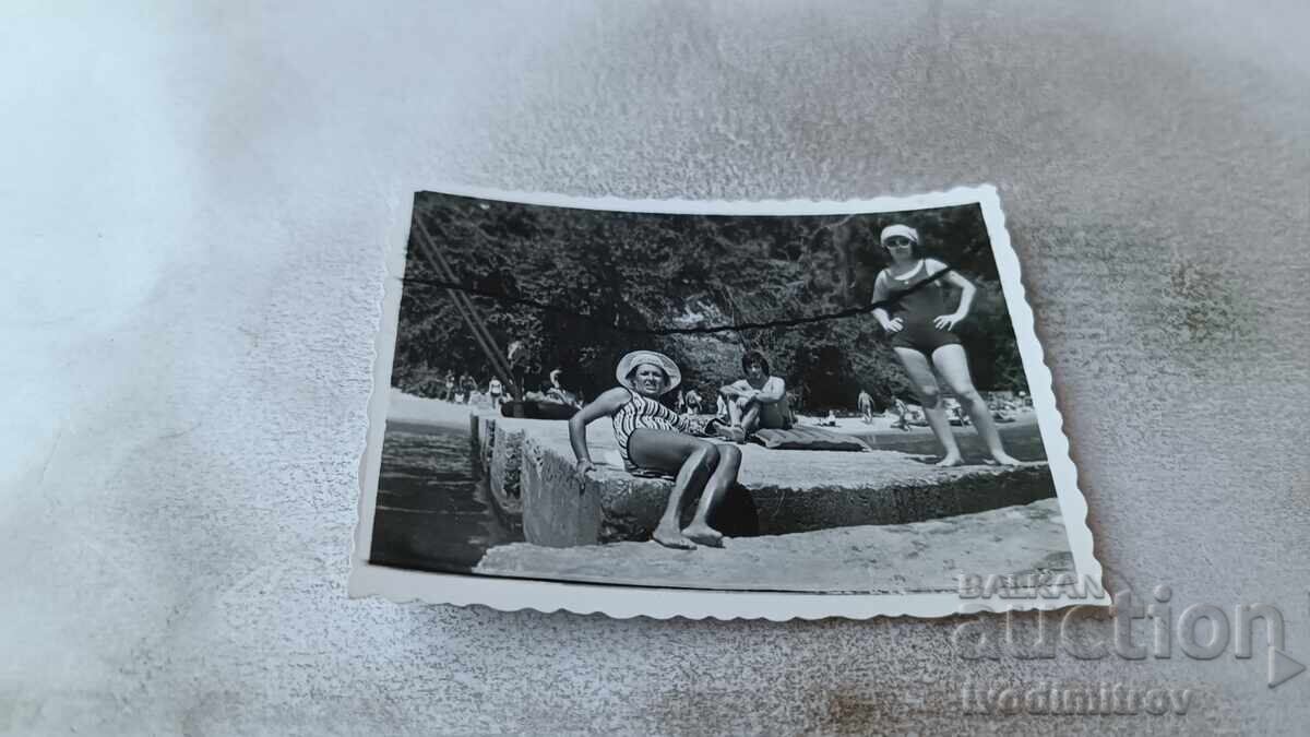 Φωτογραφία Δύο γυναικών σε τσιμεντόλιθους στη θάλασσα