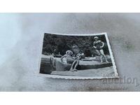 Φωτογραφία Δύο γυναικών σε τσιμεντόλιθους στη θάλασσα