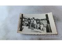 Φωτογραφία Αγοριών και Κοριτσιών με Ρετρό Μαγιό στην Προκυμαία